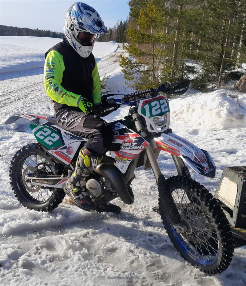 Ajaja enduropyörän selässä talvella