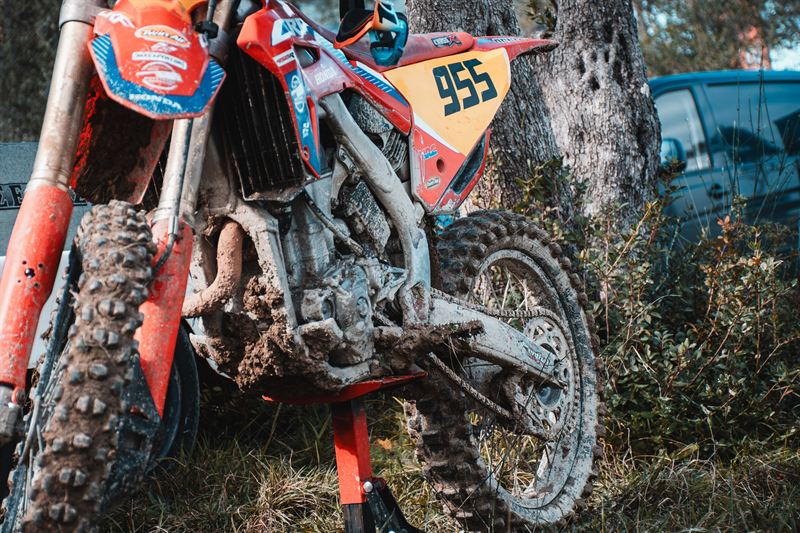 Mutainen enduropyörä kilpailun jälkeen