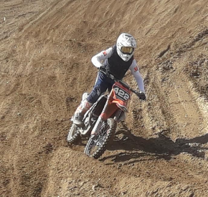 Motocross-ajaja hiekkaradalla