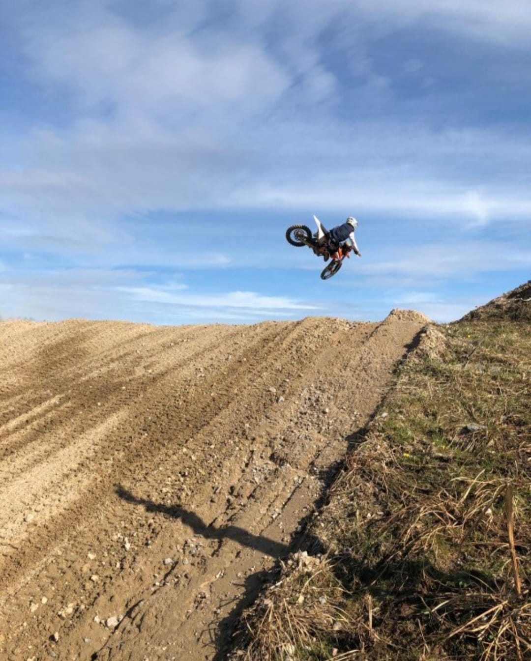 Motocross-ajaja korkealla hypyssä