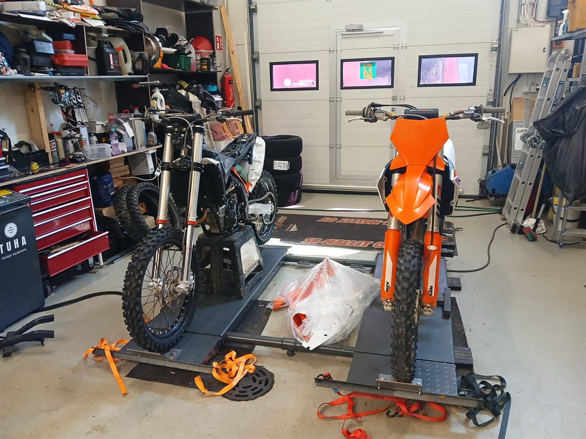 Enduropyörä keula irrotettuna ja toinen pyörä nostimella