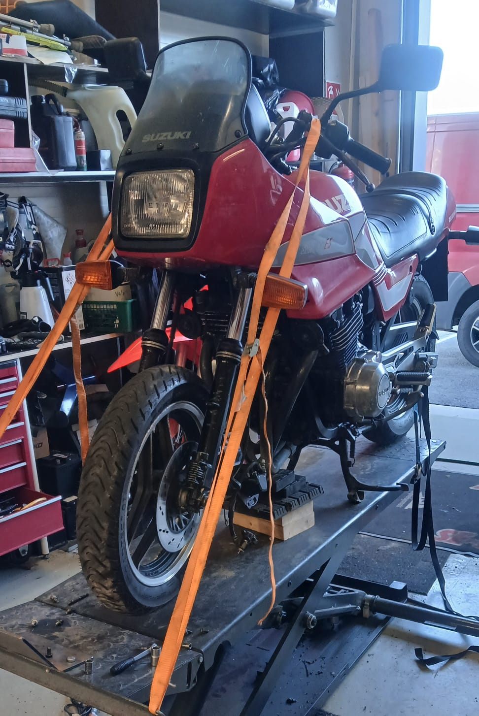 Suzuki-katupyörä nostimella pajalla